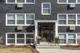 Building Photo - Large Renovated 1 Bedroom