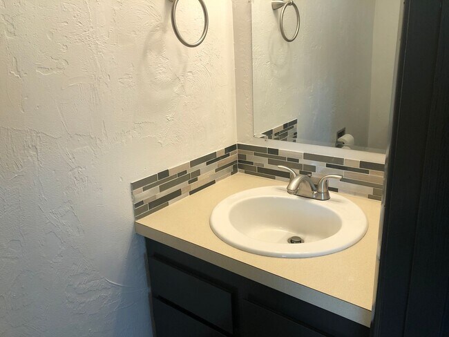 Building Photo - Updated 2 bedroom 1.5 bathroom duplex!