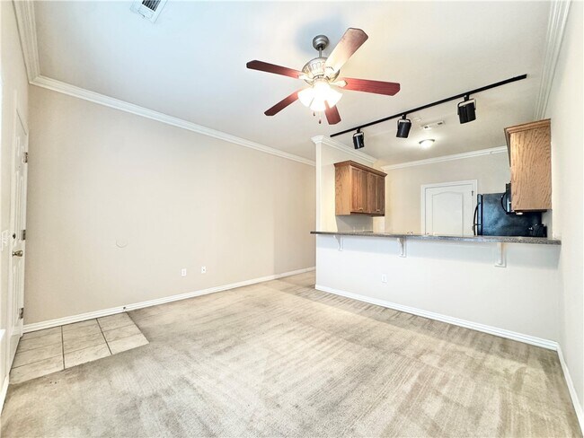 Building Photo - 2131 N Crossover Rd