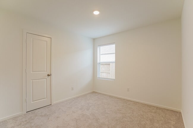 Building Photo - 319 Bush Mdw Ln