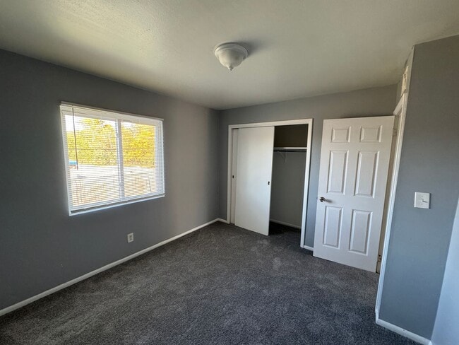 Building Photo - Warren Park 2 Bedroom Apartment with Balcony