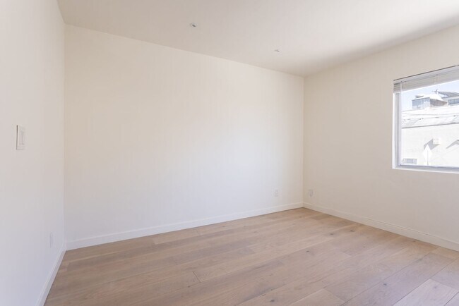 Building Photo - Sunny Venice Boardwalk Studio