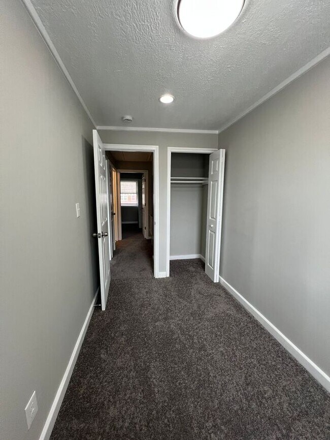 Building Photo - 3 Bedroom Townhome with Parking
