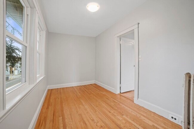 Building Photo - 127 Russell St