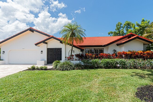 Primary Photo - Newly Renovated 3 Bedroom Pool Home in Des...