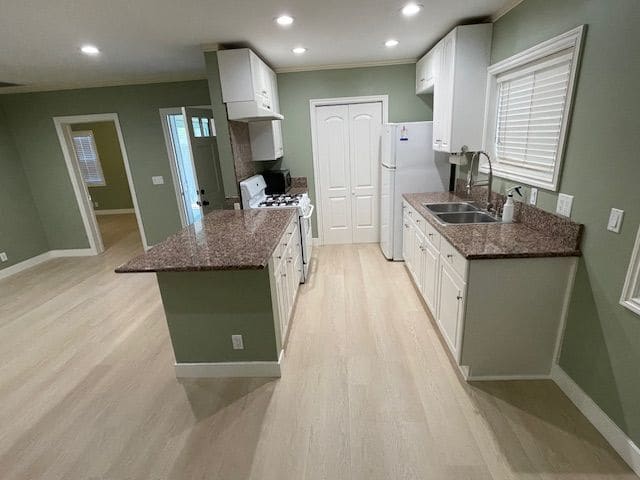 Building Photo - 3121 Royal Oaks Dr