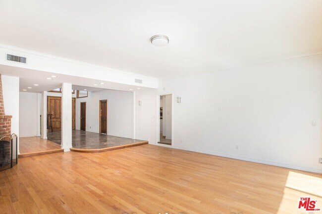 Building Photo - 12694 Montana Ave