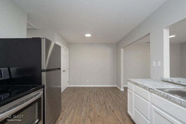 Building Photo - 2744 Russell Ave