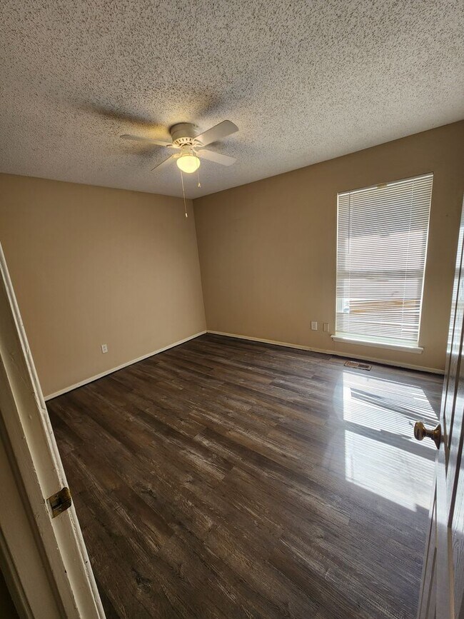 Building Photo - Nice 3/2/2 home on edge of town with easy access to highways