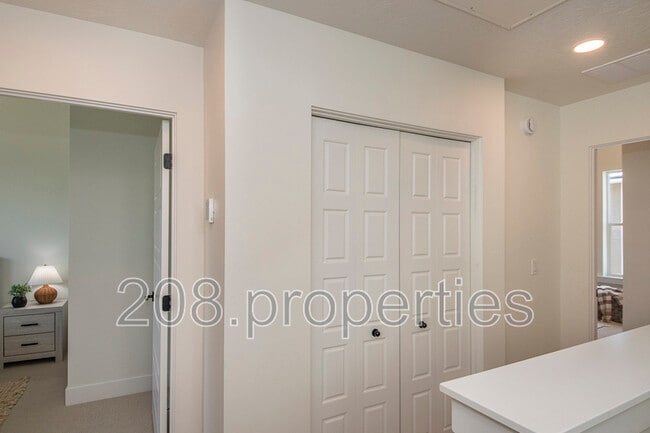 Building Photo - 479 E Violets Cv Ln