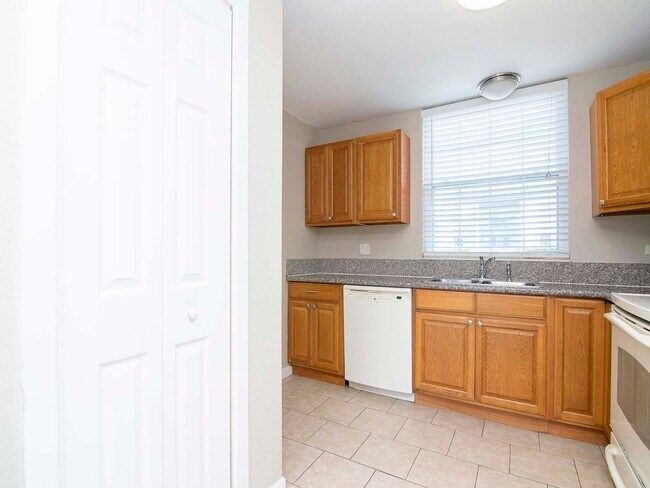 Building Photo - Ground Floor - Corner/End Unit - Upgraded ...