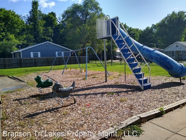 Primary Photo - 865 S Douglas Ave