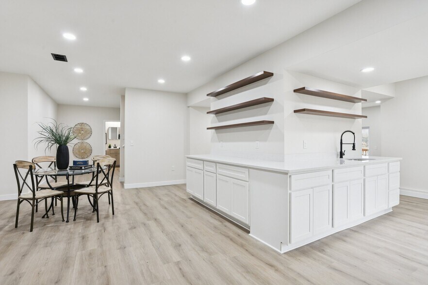 Building Photo - 1357 Lake Sherwood Dr