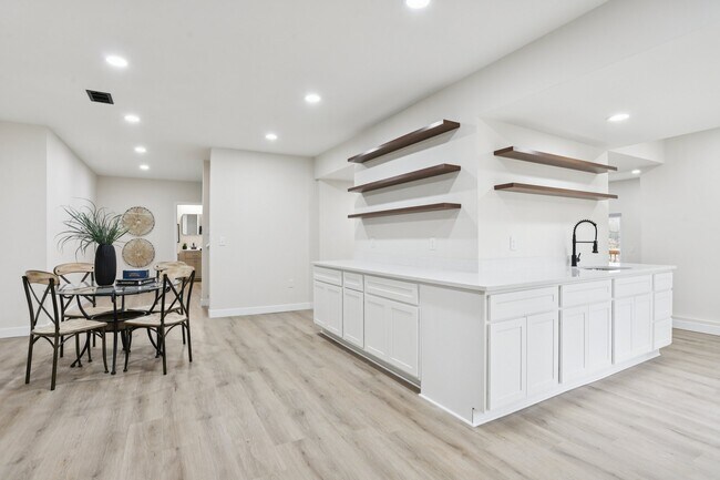 Building Photo - 1357 Lake Sherwood Dr