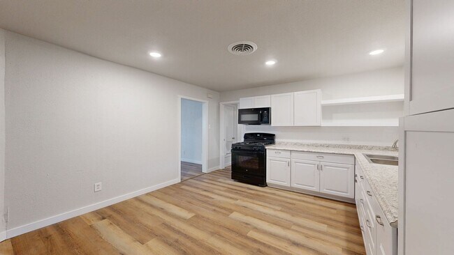 Building Photo - REMODELED HOME READY FOR YOU