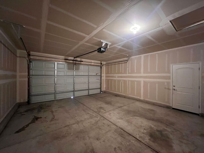 Building Photo - 4 Bedroom 2 Bathroom Fallon Home