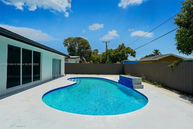 Building Photo - 840 NW 170th Terrace