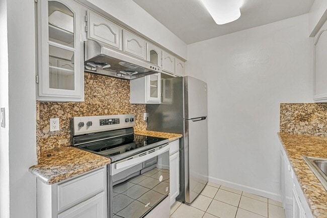 Building Photo - 2BR 1.5BA Condo For Rent – Prime Central F...