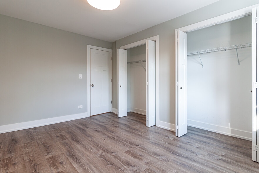 Building Photo - 454 W Barry Ave