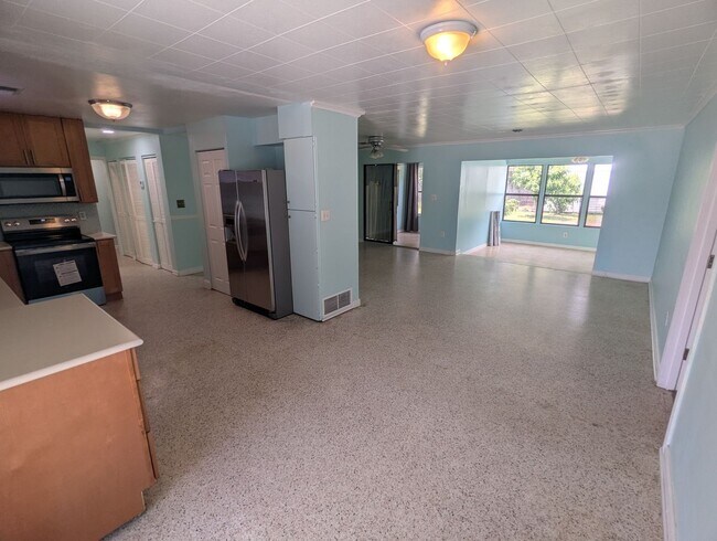 Building Photo - For Rent: 4 Bedroom, 3  Bathroom, Office/Den, Sunroom/Florida room, Large Shed, Huge backyard
