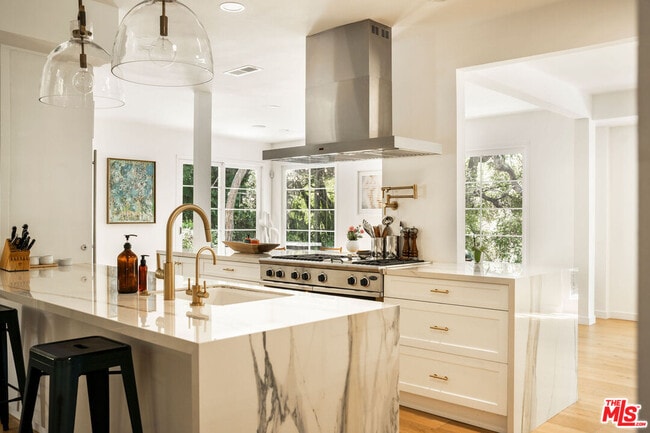 Building Photo - 2410 Nichols Canyon Rd