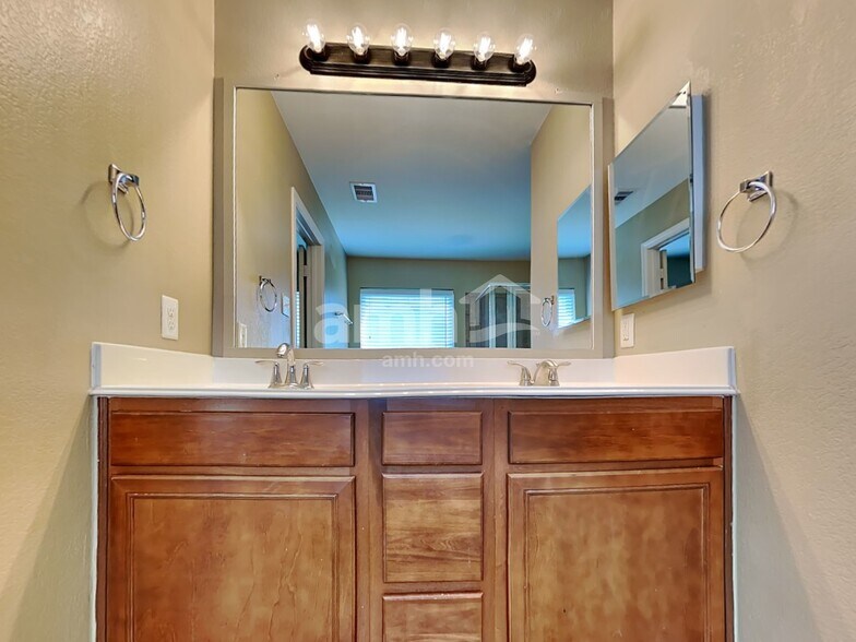 Building Photo - 5318 Rio Dr