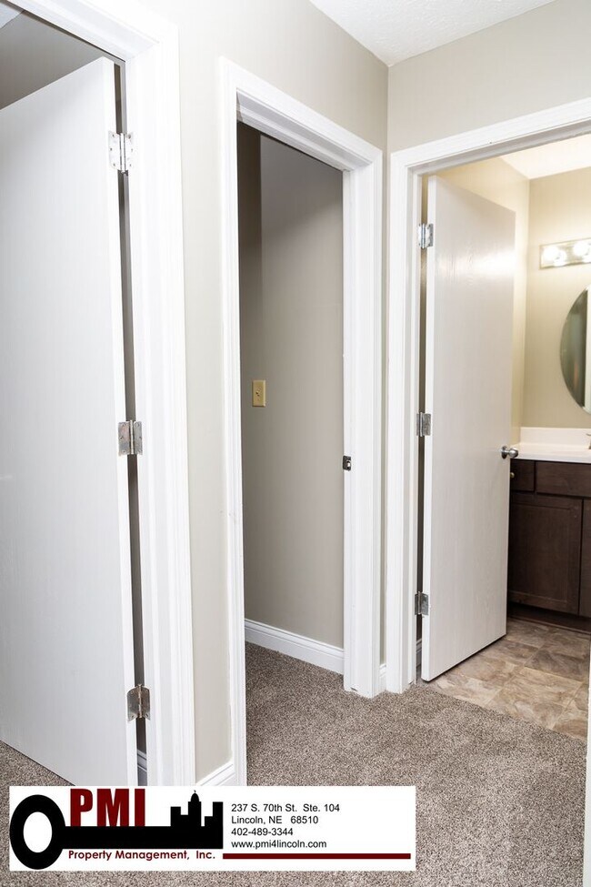 Building Photo - 3 Bedroom and 1.5 bathroom Duplex for rent