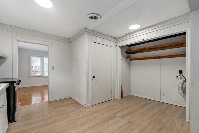 Building Photo - Charming 2 Bed | 1 Bath Home with Updated Interior