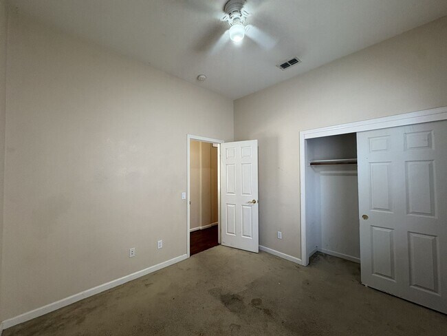 Building Photo - 5637 Lilyview Way