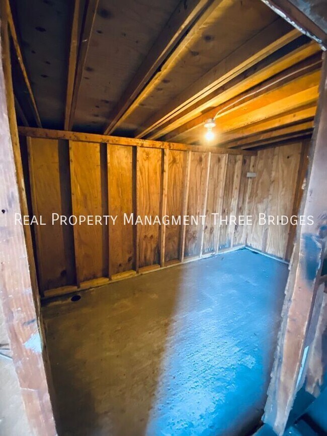 Building Photo - 7061 Pernod Ave