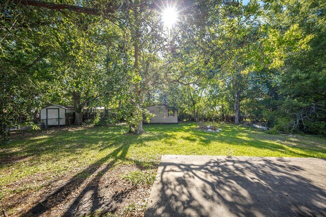 Building Photo - 5612 Rose Dr
