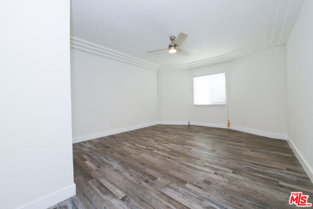Building Photo - 520 W 82nd St