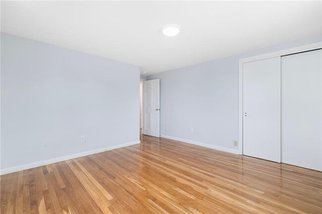 Building Photo - 4 Longmeadow Ave