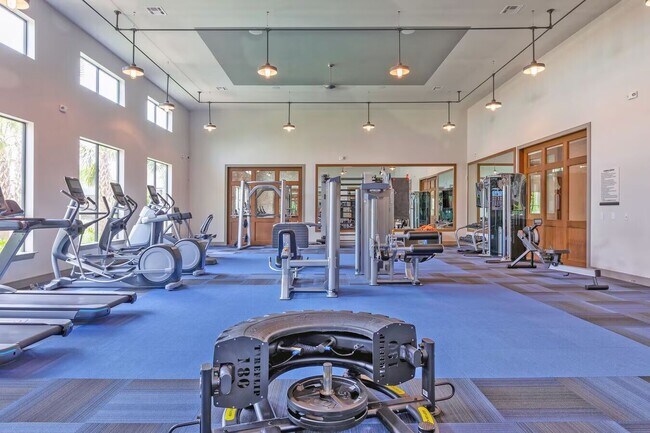 Building Photo - Spacious Apt 2/2 with Pool & Pets!