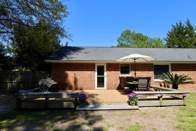 Building Photo - 2415 Edmunds Dr