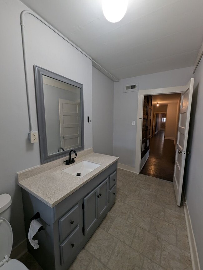 Building Photo - 409 Main St