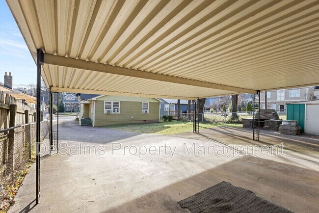 Building Photo - 922 Wedgewood Ave