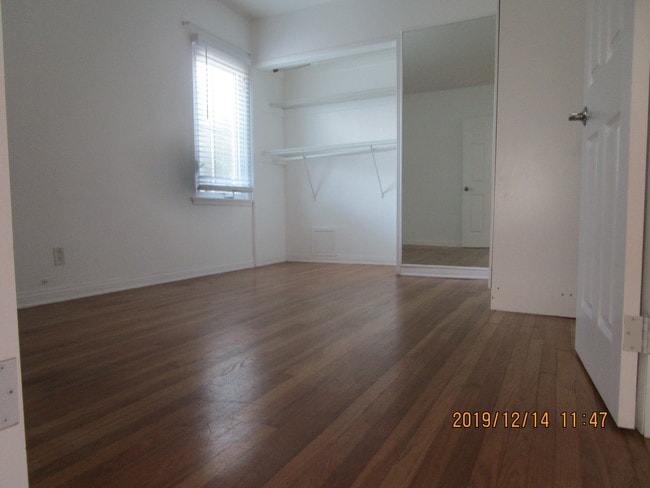 Bedroom w/ two closets - 1352 Ocean Park Blvd