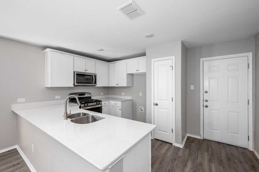 Building Photo - 7601 Bluebell Ln