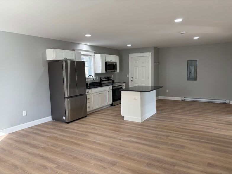 Building Photo - 1123 Main St