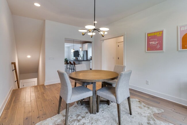 Building Photo - Great modern HPR with garage and view of the river!