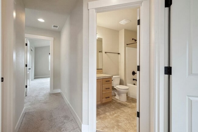 Building Photo - Bright, clean 3-bdrm/2.5-bath home in Beth...