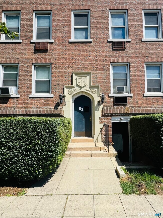 Building Photo - 82 Forest St