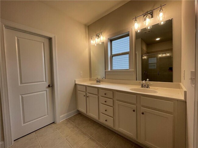 Building Photo - 673 Avondale Creek Dr.