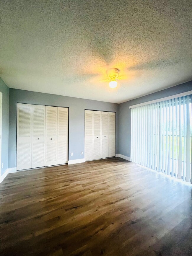 Building Photo - 1535 Meadows Cir W