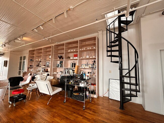 Building Photo - 1800 Central St