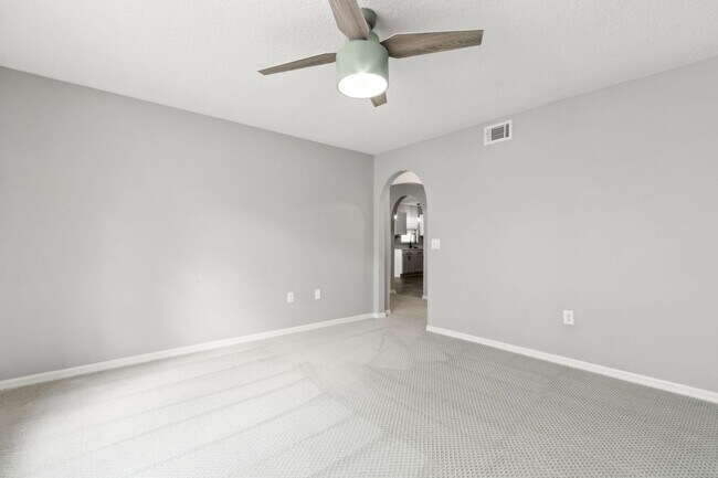 Building Photo - Newly Renovated 4 Bedroom!
