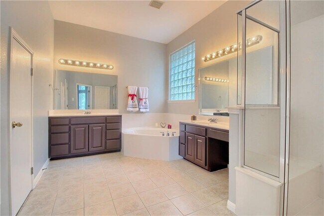 Building Photo - 3003 Cashell Wood Dr