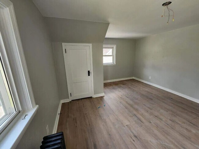 Building Photo - 3915-3917 Mount Troy