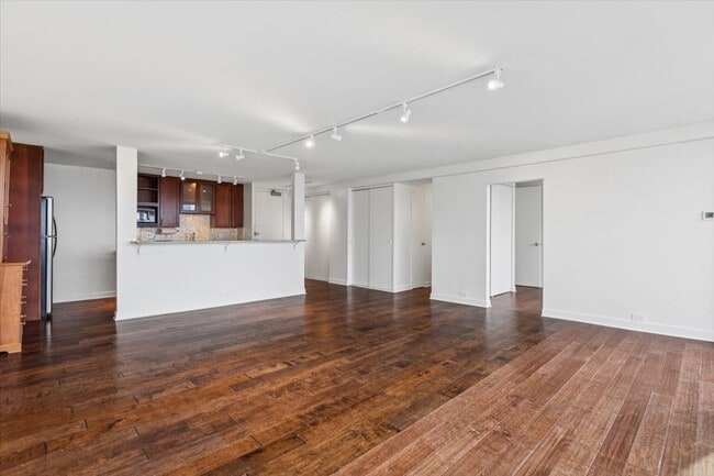 Building Photo - 330 W Diversey Pkwy
